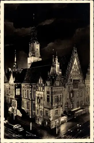 Ak Wrocław Breslau Schlesien, Rathaus, Ring, Nachtbeleuchtung, Ratusz, Rynek