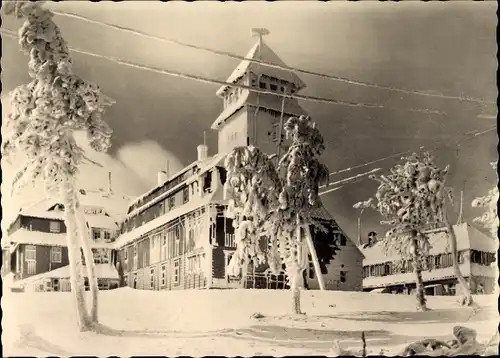 Ak Oberwiesenthal im Erzgebirge Sachsen, Fichtelberg, Fichtelberghaus, Winter, Schnee