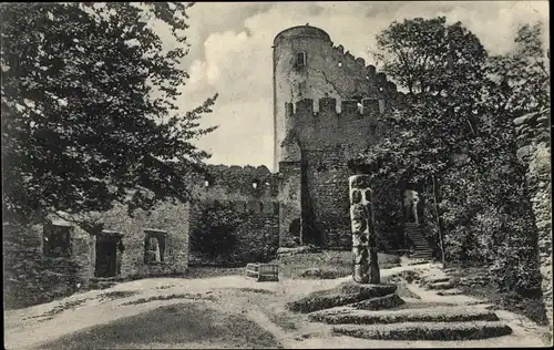 Ak Sobieszów Hermsdorf Kynast Riesengebirge Schlesien, Burgruine, Burghof mit Staupsäule