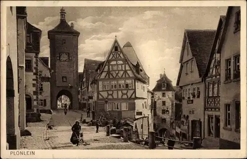 Ak Rothenburg ob der Tauber Mittelfranken, Plönlein, Straßenfegerin