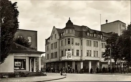 Ak Senftenberg in der Niederlausitz, HO Kaufhaus, HO Lebensmittelgeschäft