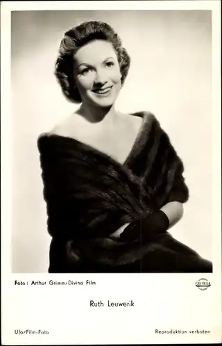 Ak Schauspielerin Ruth Leuwerik, Portrait, Pelzstola