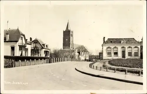 Ak Sexbierum Seisbierrum Friesland Niederlande, Terp, Straßenpartie, Kirche