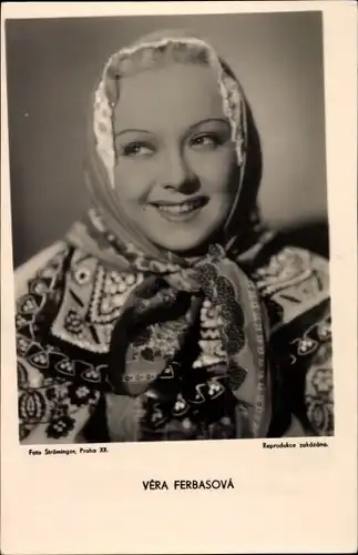 Ak Schauspielerin Vera Ferbasova, Portrait mit Kopftuch