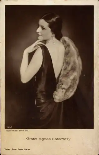 Ak Schauspielerin Gräfin Agnes Esterhazy, Standportrait, Pelz