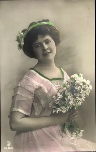 Ak Portrait einer jungen Frau, Blumenstrauß