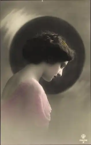 Ak Profilansicht einer Frau, Pinkes Kleid