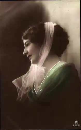 Ak Profilansicht einer Frau, Schal, Grünes Kleid