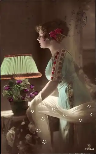 Ak Profilansicht einer Frau, Blumen, Tischlampe