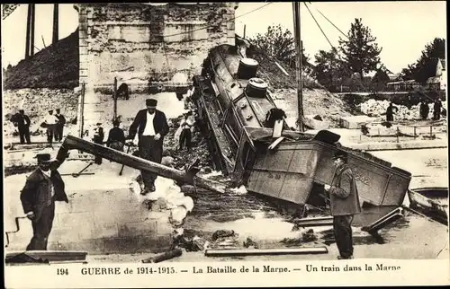 Ak La Bataille de la Marne, un train dans la Marne, verunglückte Dampflok, I WK