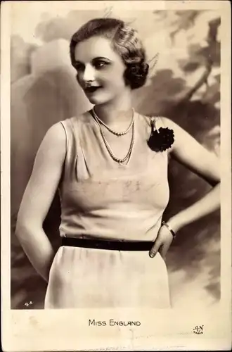 Ak Miss England, Frauenportrait, Perlen, Kleid, Blume