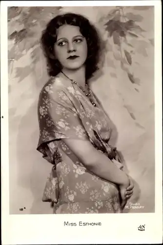 Ak Miss Esthonie, Frauenportrait, Blumenkleid, Halskette