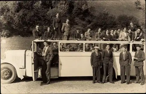 Foto Ak Männer in und vor einem Autobus mit offenem Verdeck