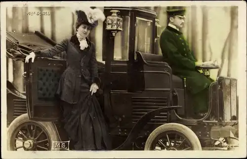 Ak Mademoiselle Sorel, Frau und Chauffeur in einem Automobil