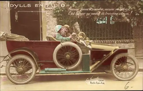 Ak Idylle en Auto, Liebespaar in einem Automobil