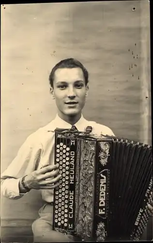 Foto Musiker Claude Heuland mit Akkordeon, F. Dedenis