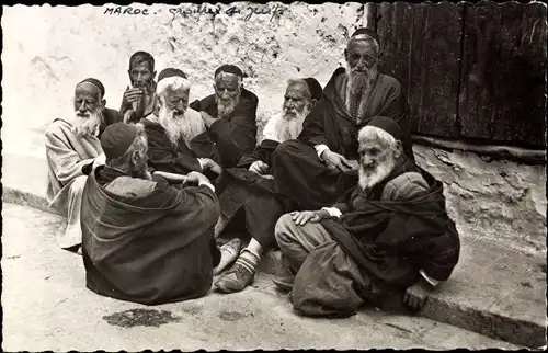 Judaika Ak Scenes et Types, Groupe de Juifs, Juden vor einem Haus sitzend