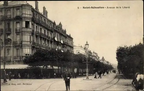 Ak San Sebastian Baskenland, Avenue de la Liberté, Straßenpartie, Cafe, Verkehrspolizist