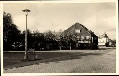 Ak Leck in Nordfriesland, Straßenpartie, Muesfeldts Hotel