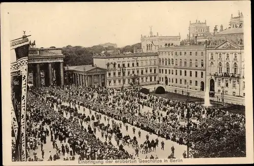 Ak Berlin Mitte, Brandenburger Tor, Einbringung eroberter Geschütze