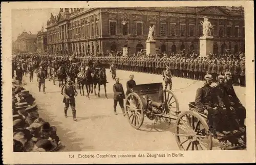 Ak Berlin Mitte, Parade mit eroberten Geschützen am Zeughaus