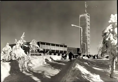 Ak Oberwiesenthal im Erzgebirge Sachsen, Fichtelberg, HO Gaststätte Fichtelberghaus, Winter, Schnee