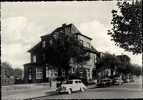 Ak Bad Nenndorf an der Weser, Kurpension Bock, Außenansicht, Fahrzeuge