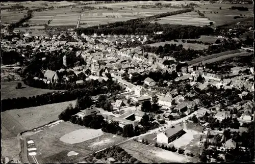 Ak Lüchow im Wendland, Fliegeraufnahme der Stadt, Wohngebiet, Feld