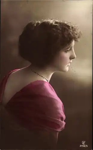 Ak Profilansicht einer jungen Frau, Pinkes Kleid