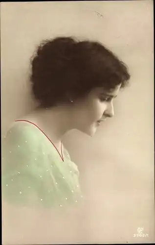 Ak Profilansicht einer jungen Frau, Grünes Kleid