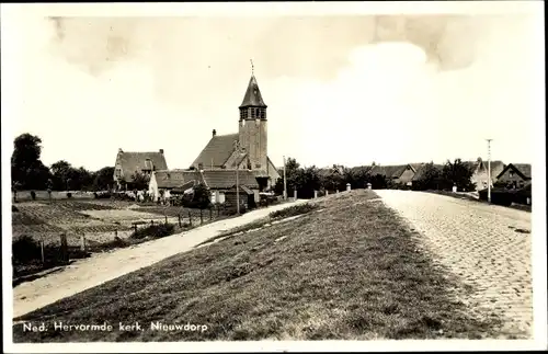 Ak Nieuwdorp Zeeland, Ned. Hervormde Kerk, Ansicht Kirche über Deich