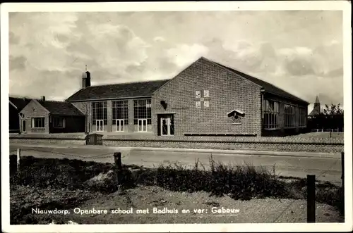 Ak Nieuwdorp Zeeland, Openbare school met Badhuis an ver Gebouw