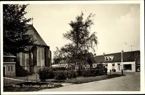 Ak Nisse Zuid Beveland Zeeland Niederlande, Dorpshoekje met Kerk