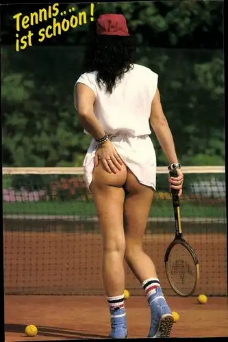 Ak Erotik, Tennis ist schön, Frau mit nacktem Po auf dem Tennisplatz
