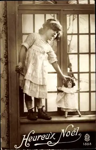 Ak Glückwunsch Weihnachten, Mädchen mit Puppe