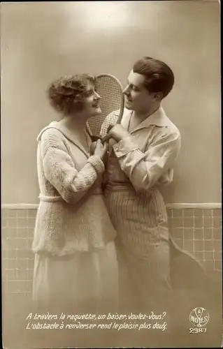 Ak Liebespaar mit Tennisschlägern