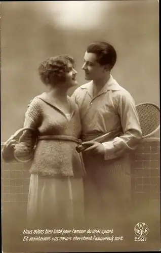 Ak Liebespaar mit Tennisschlägern