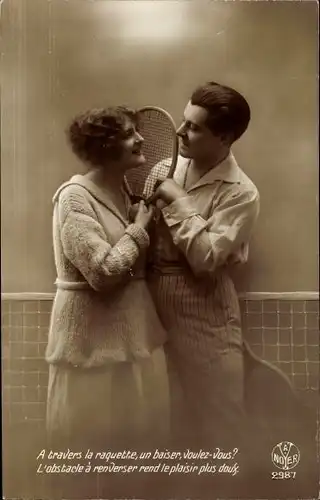 Ak Liebespaar mit Tennisschlägern, A travers la raquette