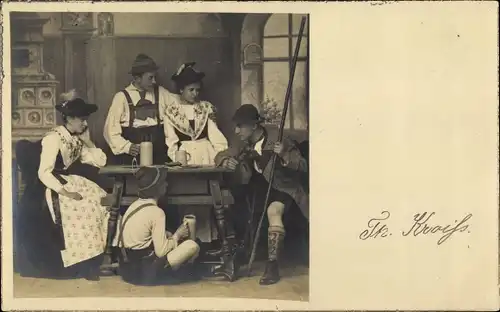 Foto Ak Familie in bayrischen Trachten, Bauernstube