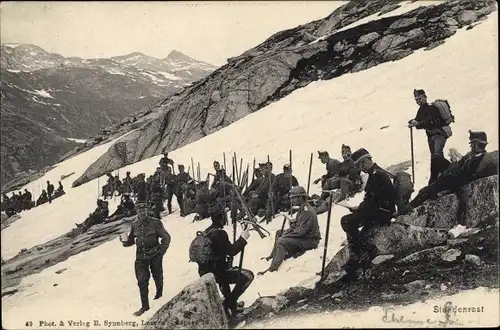 Ak Stundenrast, Schweizer Soldaten in Uniform im Gebirge, Gebirgstruppen
