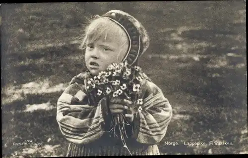 Ak Mädchen in norwegischen Trachten, Blumenstrauß, Lappepike