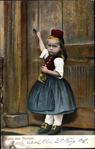 Ak Kleines Mädchen in hessischer Tracht an Tür