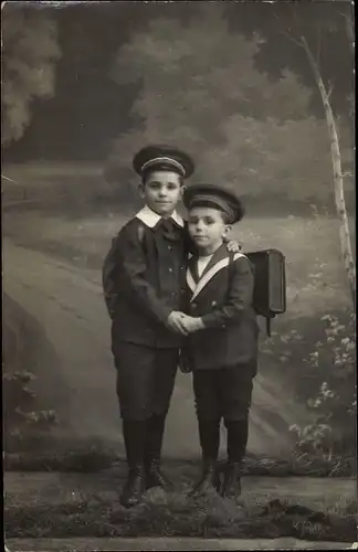 Foto Ak Zwei Jungen in Schuluniformen, Schultasche