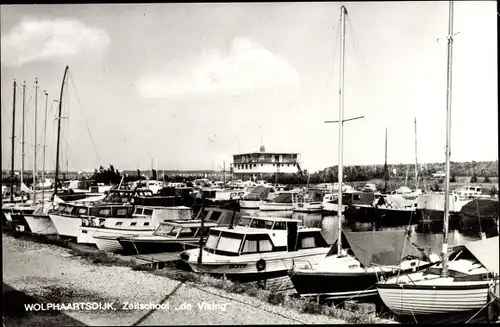 Ak Wolphaartsdijk Zeeland, Zeitschool de Viking, Boote im Hafen