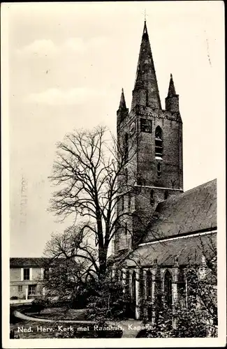 Ak Kapelle Zeeland Niederlande, Ned. Herv. Kerk met Raadhuis