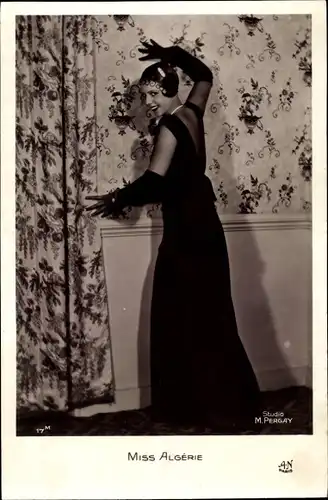 Ak Miss Algerie, Frauenportrait, Schwarzes Kleid, Vorhang, Handschuhe