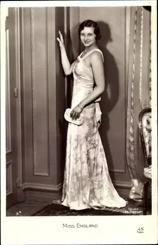 Ak Miss England, Frauenportrait, Kleid, Handtasche