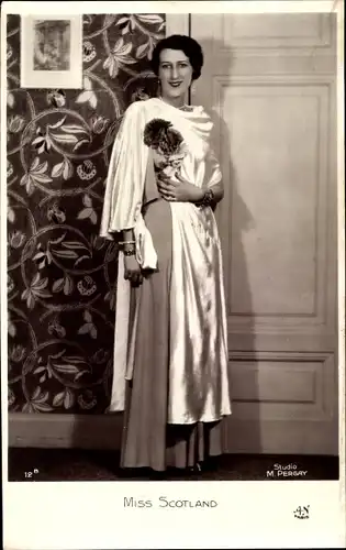 Ak Miss Scottland, Frauenportrait, Kleid, Blumen