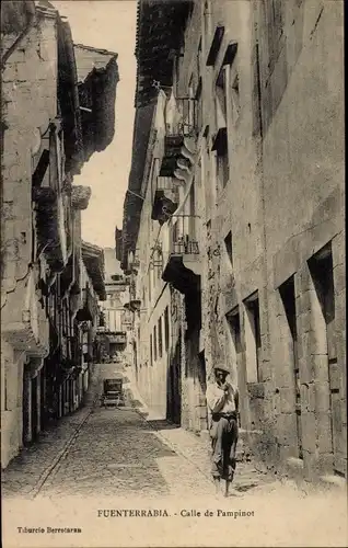 Ak Fuenterrabia Baskenland, Calle de Pampinot, Mann in baskischer Tracht