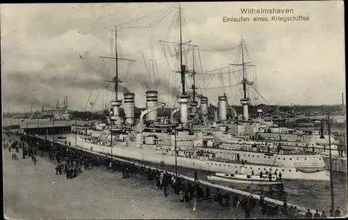 Ak Wilhelmshaven in Niedersachsen, Einlaufen eines Kriegschiffes (Kriegsschiffes)